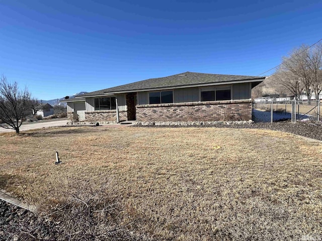 ranch-style home with a front yard