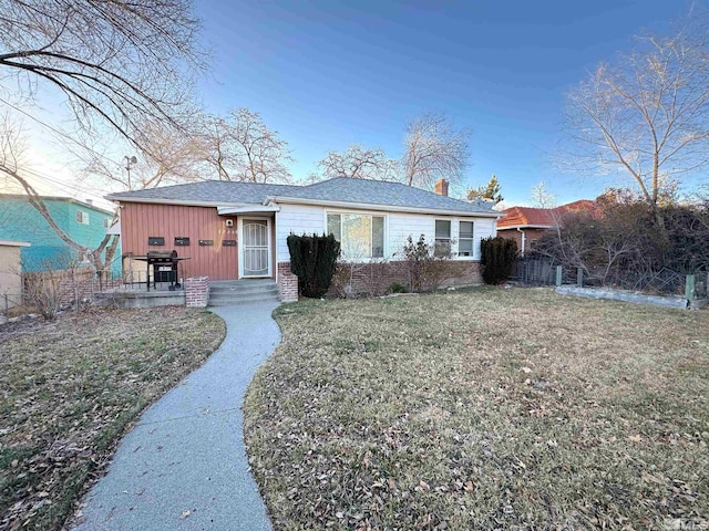 single story home with a front yard