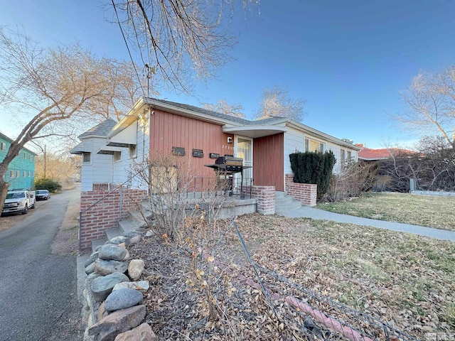 ranch-style home with a front lawn