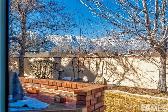 view of yard with a mountain view