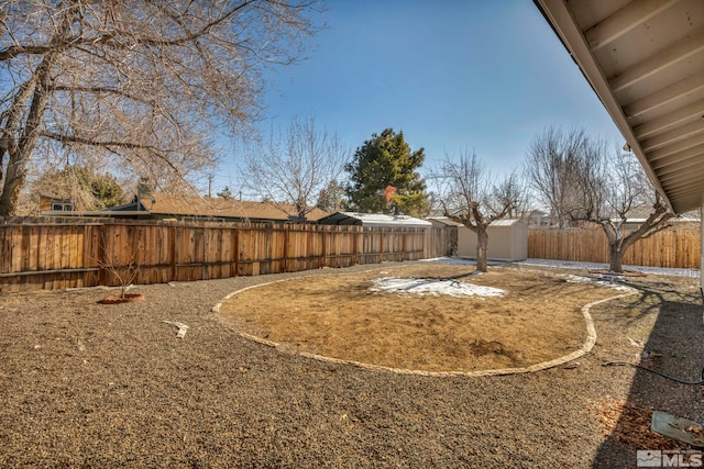 view of yard featuring a storage unit