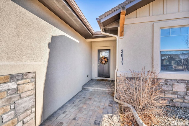 entrance to property with stucco siding