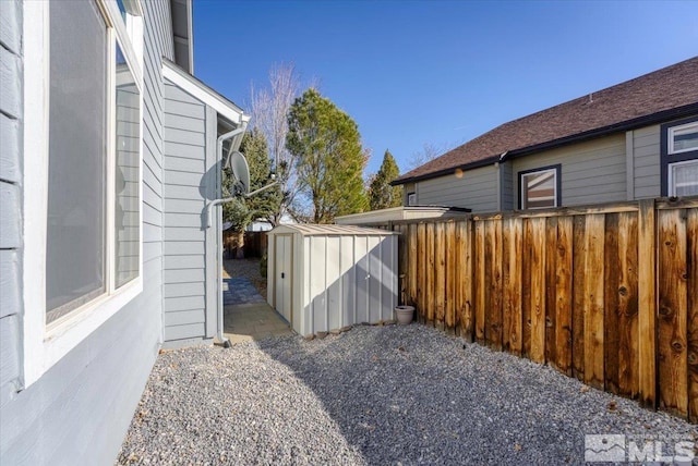 view of yard featuring a storage shed