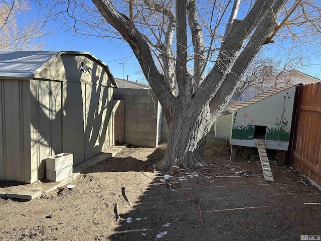 view of yard with a storage unit