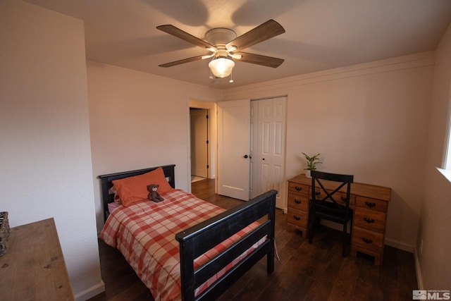 bedroom featuring dark wood-type flooring, ceiling fan, and a closet