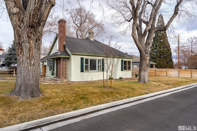 view of front of home featuring a front yard