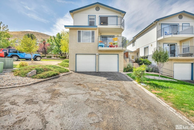 view of front of house featuring a mountain view