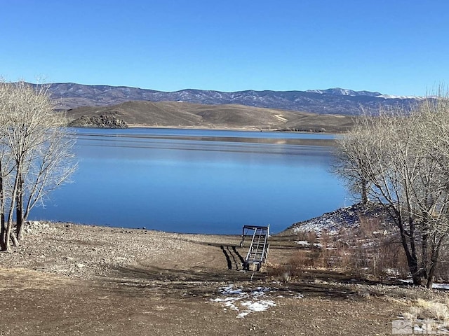 water view featuring a mountain view