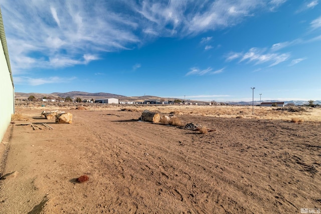 view of yard featuring a mountain view