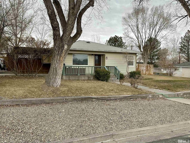 view of front of house featuring a front lawn