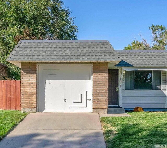 single story home with a front yard