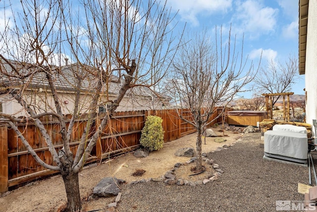 view of yard with a hot tub