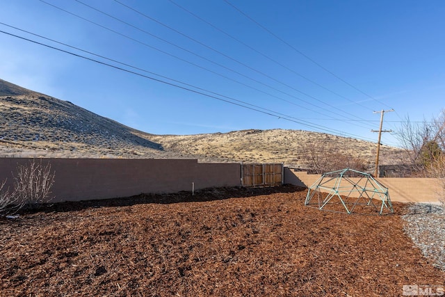 view of yard featuring a mountain view