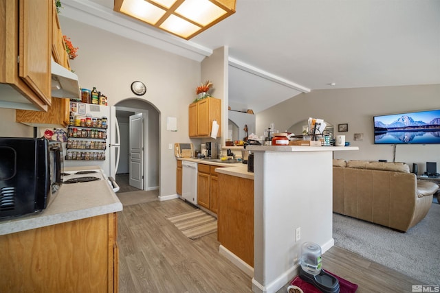 kitchen featuring lofted ceiling, a breakfast bar, light hardwood / wood-style flooring, kitchen peninsula, and white appliances