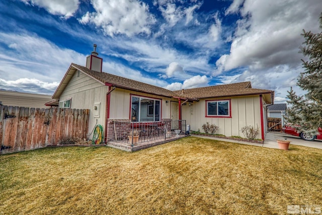 single story home with a front lawn