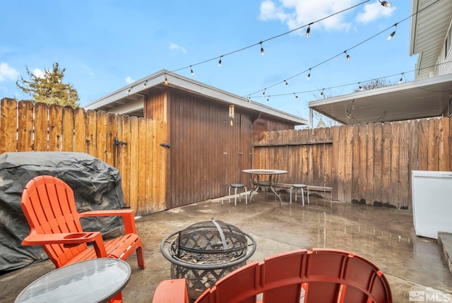 view of patio with a fire pit