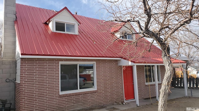 view of front of property featuring a patio area