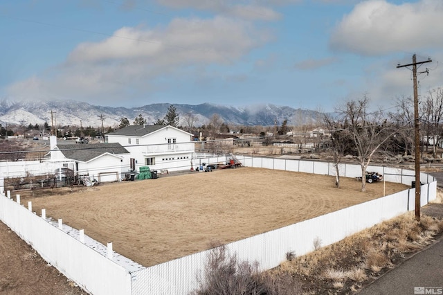 view of yard featuring a mountain view