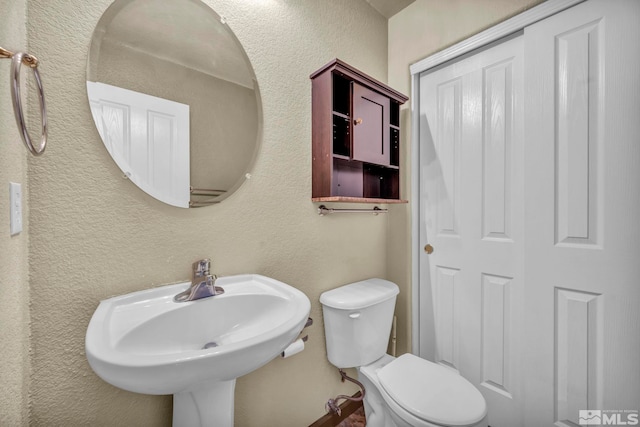 bathroom featuring sink and toilet