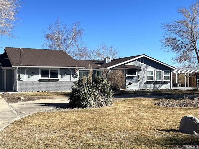 ranch-style house featuring a front lawn