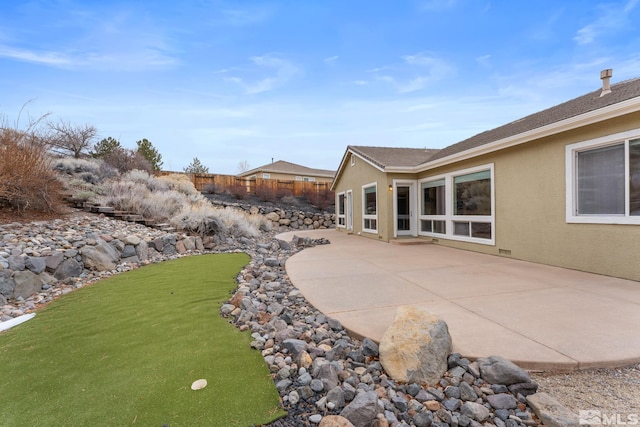 view of yard featuring a patio