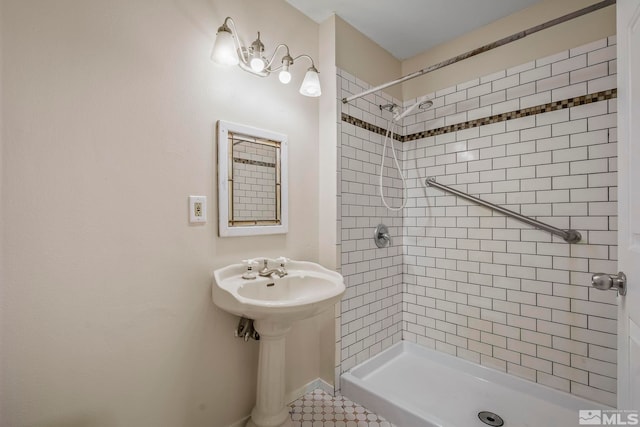 bathroom featuring tiled shower