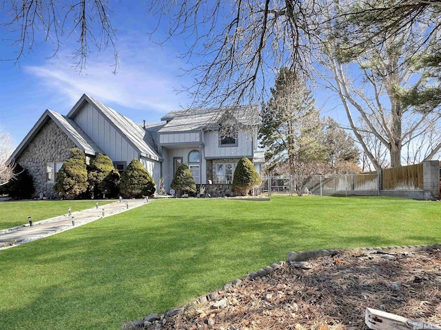 view of front facade with a front yard