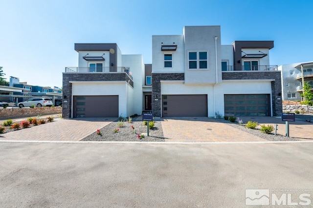 view of front facade featuring a garage