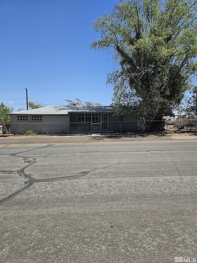 manufactured / mobile home featuring fence