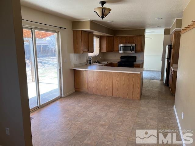 kitchen featuring stainless steel appliances, sink, and kitchen peninsula