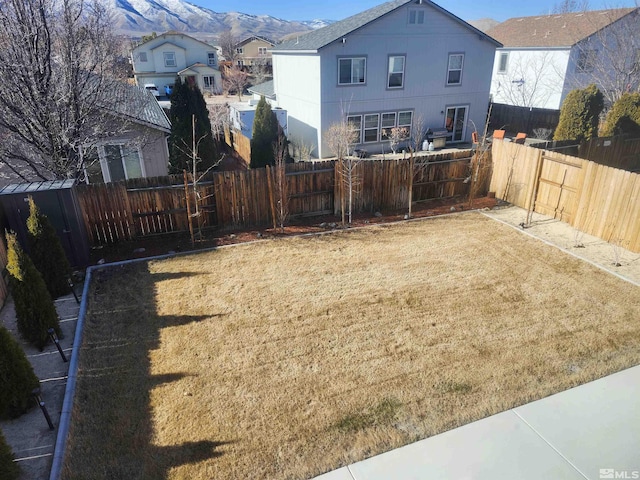 view of yard featuring a mountain view