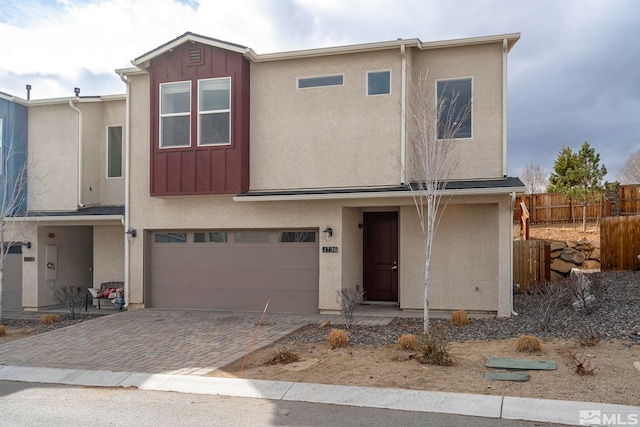 view of front facade featuring a garage