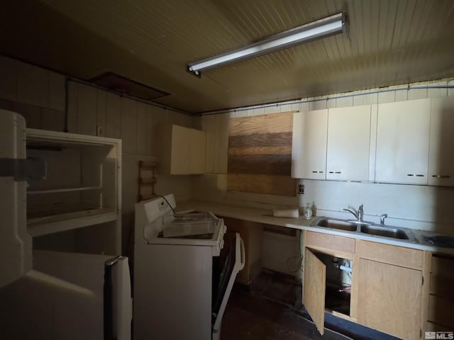 kitchen with sink and washer / clothes dryer