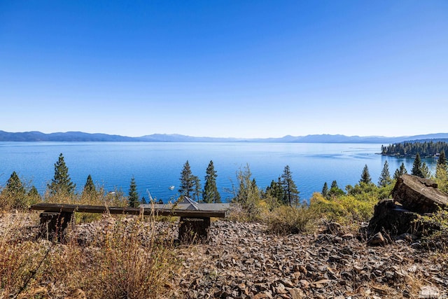 water view with a mountain view