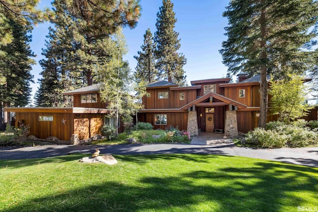 view of front of property featuring a front lawn