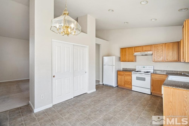 kitchen featuring sink, a chandelier, high vaulted ceiling, hanging light fixtures, and white appliances