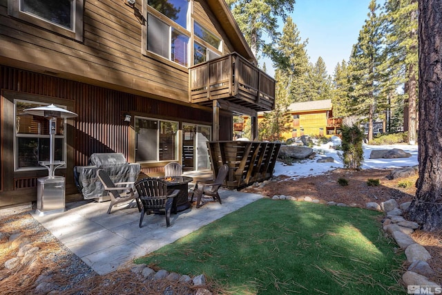 view of patio featuring an outdoor fire pit