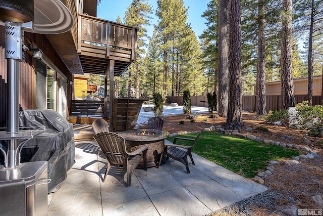 view of patio featuring an outdoor fire pit