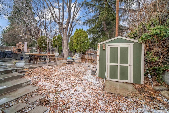 view of yard with a storage unit