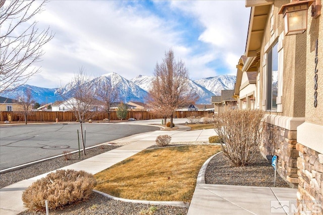 view of yard with a mountain view