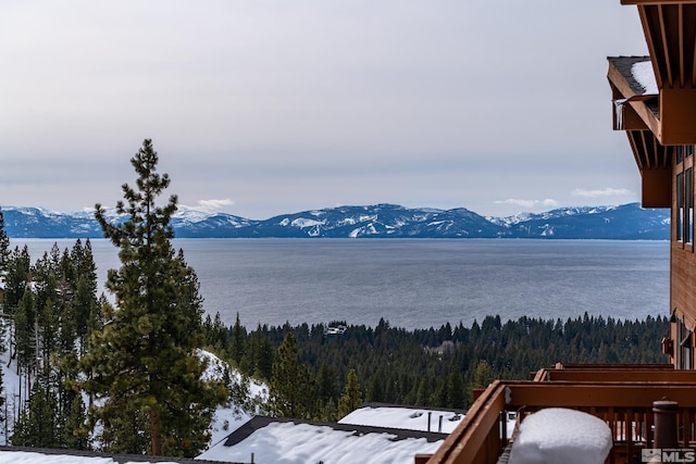 water view with a mountain view