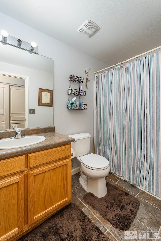 full bath featuring toilet, a shower with curtain, visible vents, and vanity