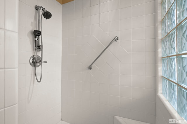 bathroom featuring a tile shower