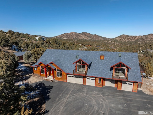 rustic home with driveway and a mountain view