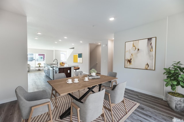 dining area featuring recessed lighting, dark wood-style flooring, and baseboards