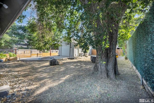 view of yard with a fenced backyard and an outdoor structure