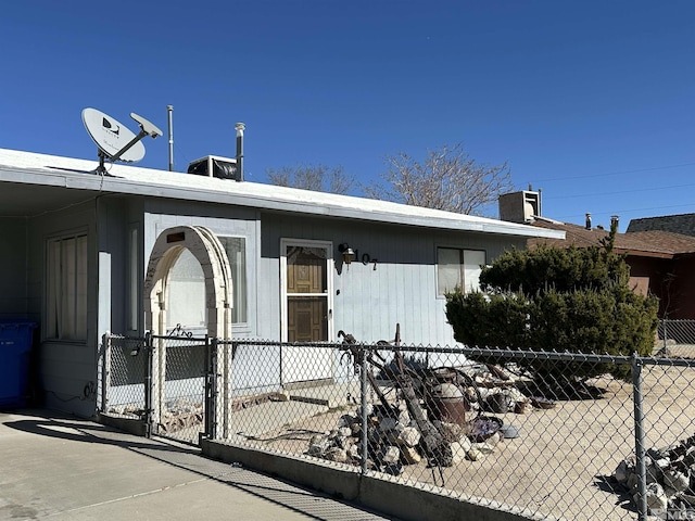 view of front of house with a fenced front yard