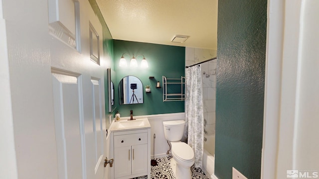 full bath with a textured ceiling, toilet, visible vents, vanity, and shower / tub combo with curtain