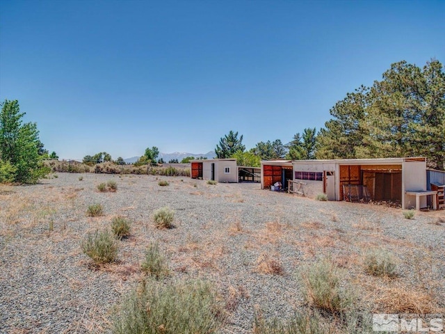 view of yard featuring an outbuilding