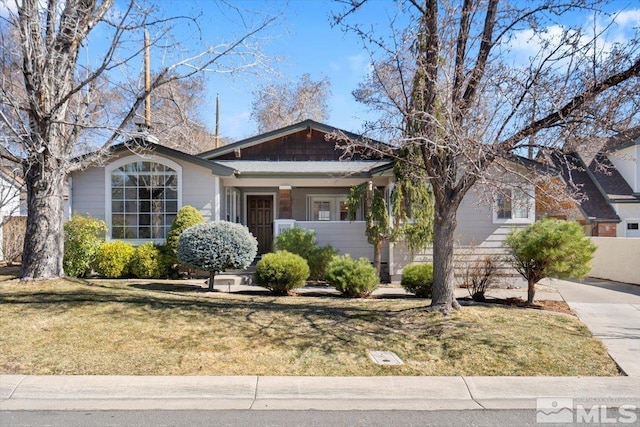 view of front facade featuring a front yard